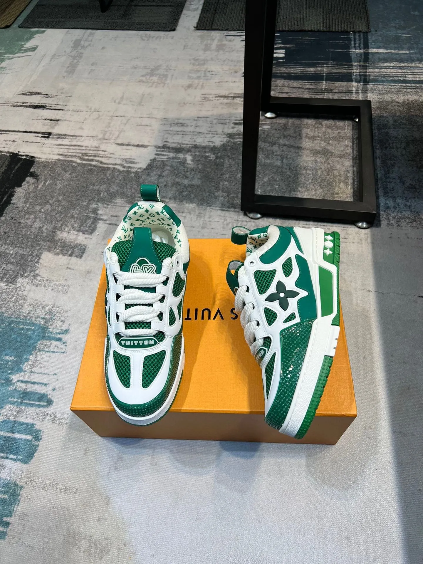 Men's men's shoes💰800 LV top version new style purchasing quality LV~Louis Vuitton LV TRAINER's best-looking sneakers, donkey brand strongly promotes new products, official website limited edition retro basketball sneakers! Both high-top and low-top models spent money to purchase 1:1 accurate reproductions of the originals. The details are invincible and full of sincerity. The imported custom-made original cowhide leather is the same as the original package. The details are 100% restored. The private model customizes the original one-piece TPU outsole. It is different from other brands. Without the original version, this effect cannot be achieved!                Men's and women's models 35-40 39-45 (46 is custom-made and cannot be returned or exchanged)